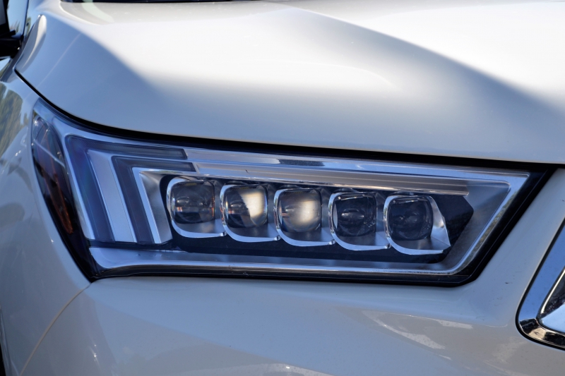 moto-CHATEAUDOUBLE-min_acura-headlamp-2834131